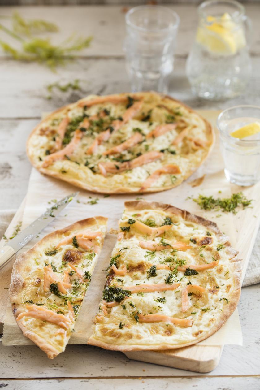 Flammkuchen mit Lachs und Schmand | Simply Yummy