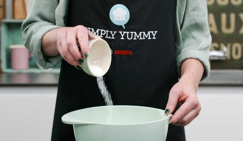 Für den Franzbrötchen-Auflauf wird Zucker in eine Rührschüssel gegeben.