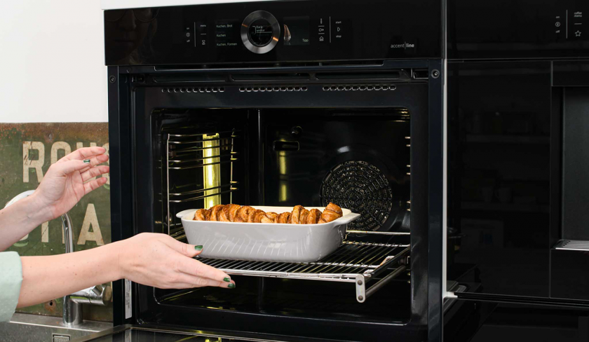 Der Franzbrötchen-Auflauf wird in den Backofen gegeben.
