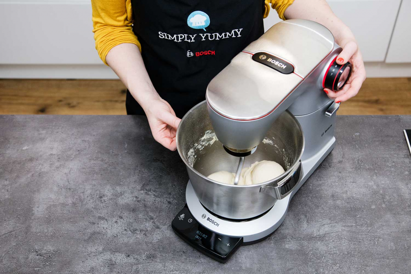 Für die Franzbrötchen wird Teig in einer Kühenmaschine geknetet.