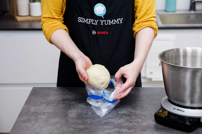 Der Teig für die Franzbrötchen wird in einen Gefrierbeutel gelegt.