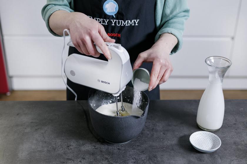 Sahne wird mit Sahnesteig aufgeschlagen.