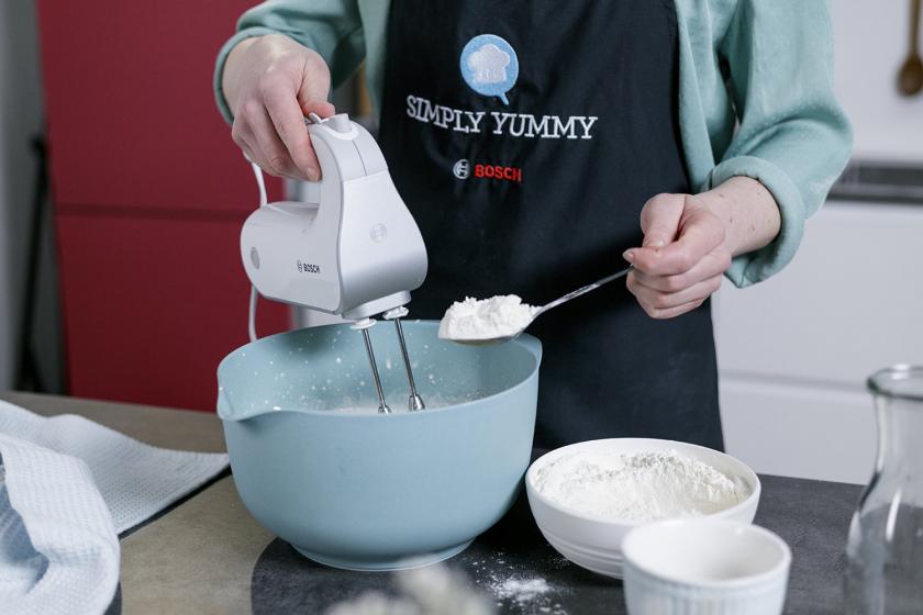 Mehl wird unter den Teig für den Frau Holle Kuchen gerührt.