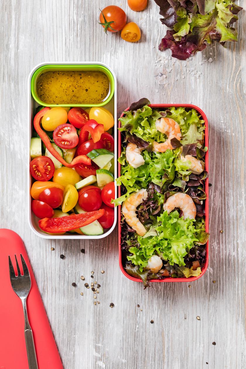 Salat mit Scampi Meal Prep in zwei Dosen angerichtet.