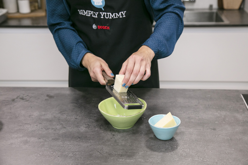 Für die Frittata wird Käse gerieben.