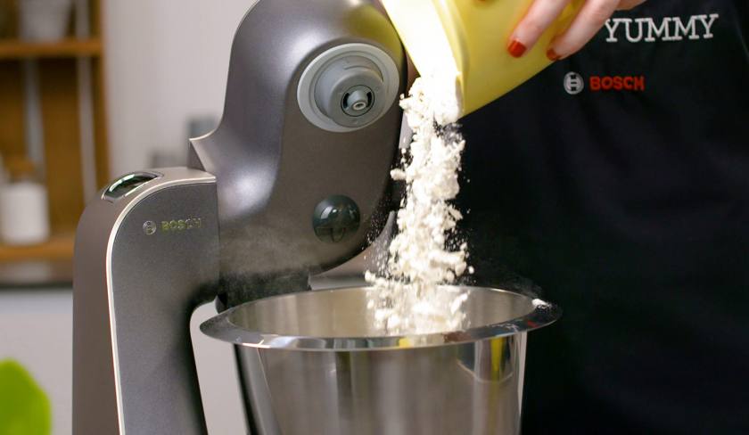 Für fruchtiger Mosaik Kuchen wird Mehl in eine Küchenmaschine gegeben.
