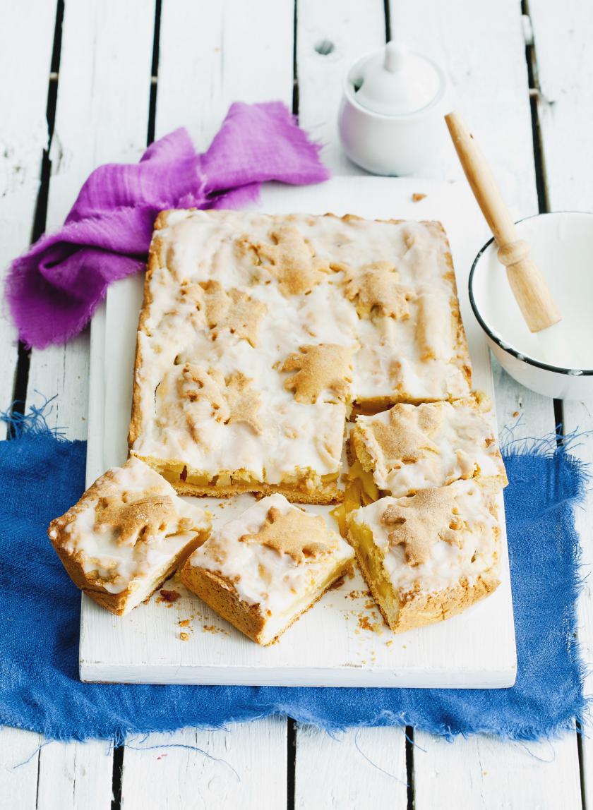 Gedeckter Apfelkuchen vom Blech: Rezept mit Zuckerguss