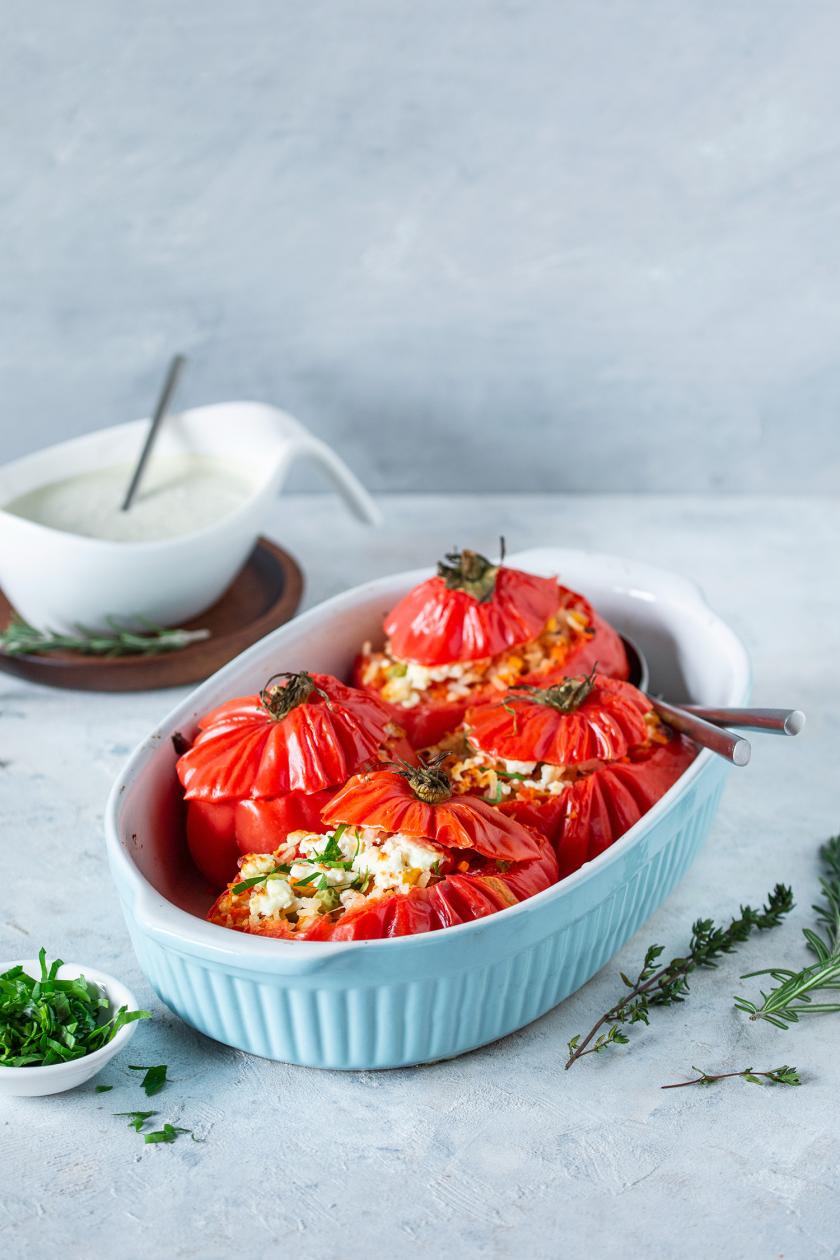 Gefüllte Tomaten vegetarisch zubereitet in einer Auflaufform.
