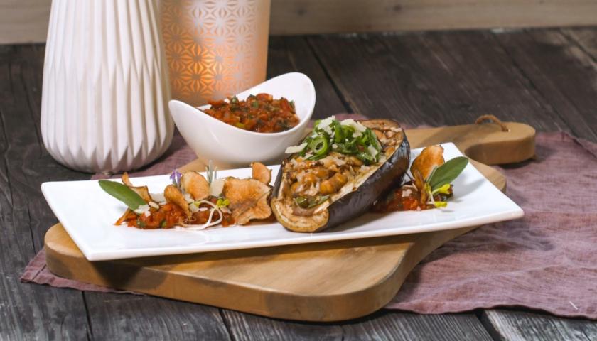 Gefüllte Veggie-Auberginen mit Tomatensalsa
