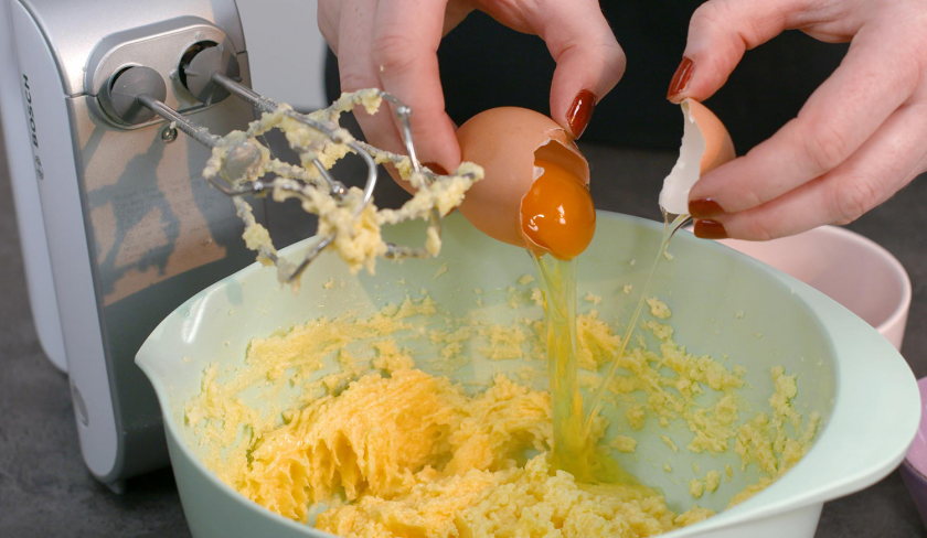 Für gefüllter Schoko-Erdbeerkuchen werden Eier in eine Rührschüssel gegebe.