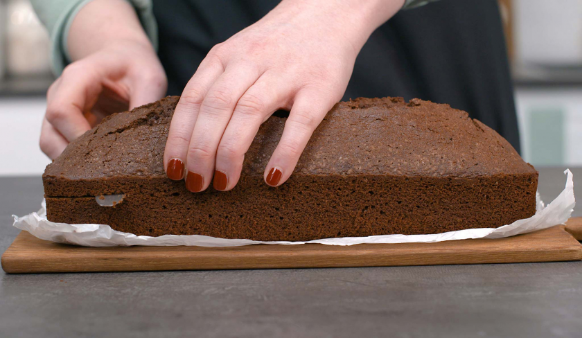 Um gefüllter Schoko-Erdbeerkuchen zu machen, wird der Kuchen waagerecht halbiert.