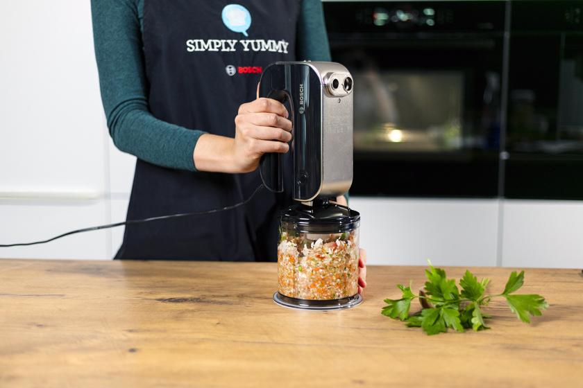 Das Gemüse wird in einem Mixer zu einer Paste püriert.