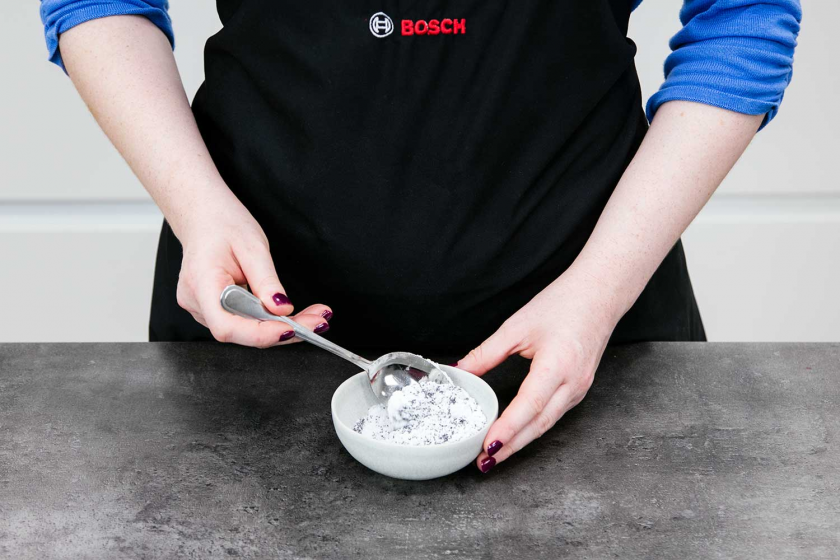 Mohn und Puderzucker als Topping für die Germknödel werden in einer Schale vermischt.