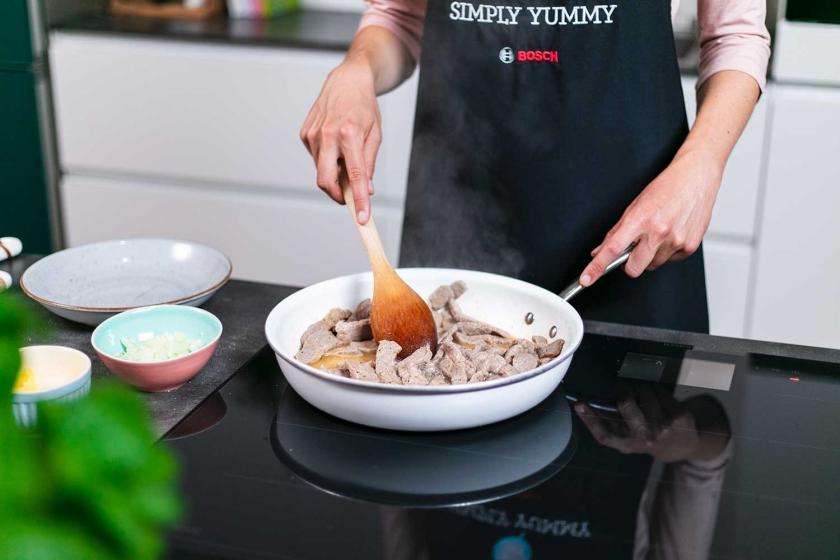 Geschnetzeltes wird in einer Pfanne angebraten.