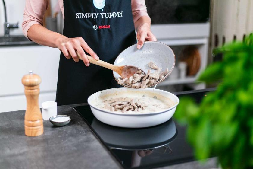 Geschnetzeltes wird in die Soße gegeben.