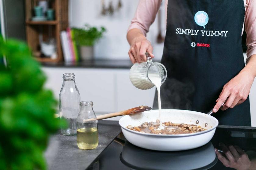 Sahne wird zu den Pilzen in die Pfanne gegeben.