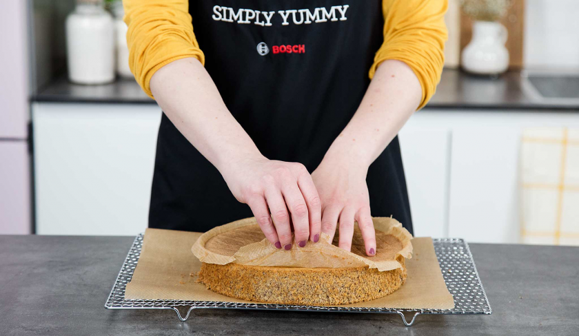 Backpapier wird vom gebackenen Boden für die Giotto Torte abgezogen.