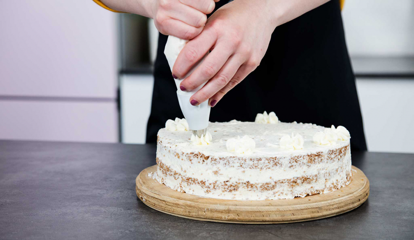 Die Giotto Torte wird mit Sahnetupfen verziert.