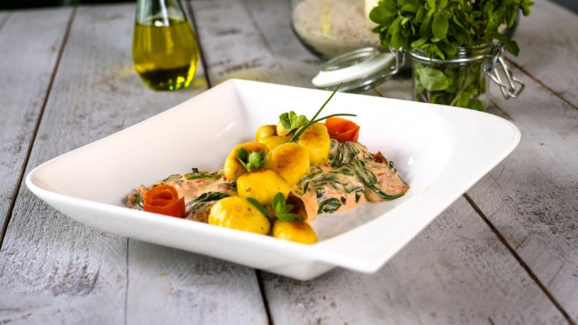 Gnocchi-Pfanne auf einem Teller angerichtet.