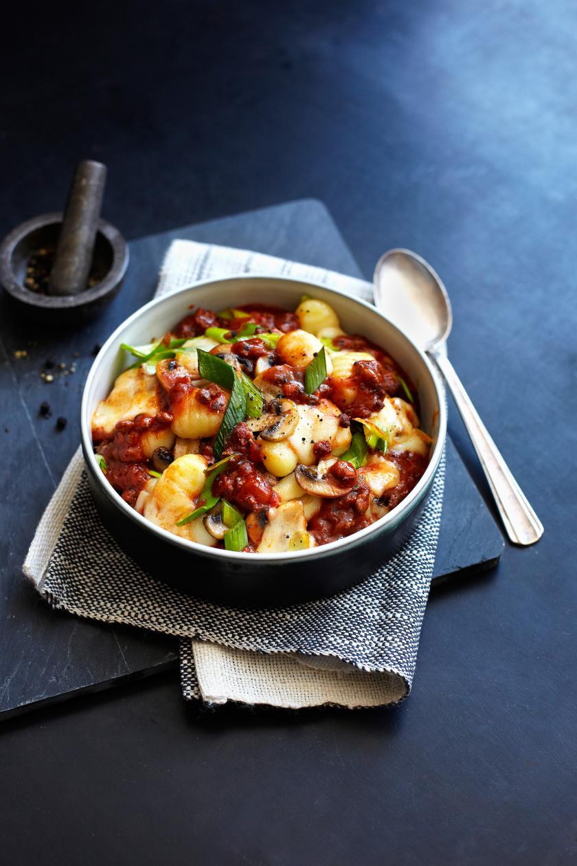 Gnocchi Bolognese mit Mozzarella gratiniert | Simply Yummy