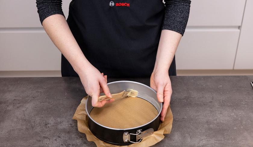 Für den Grießkuchen wird eine Springform eingefettet.