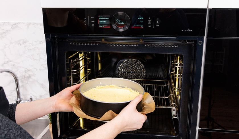 Der Grießkuchen wird in den Backofen gegeben.