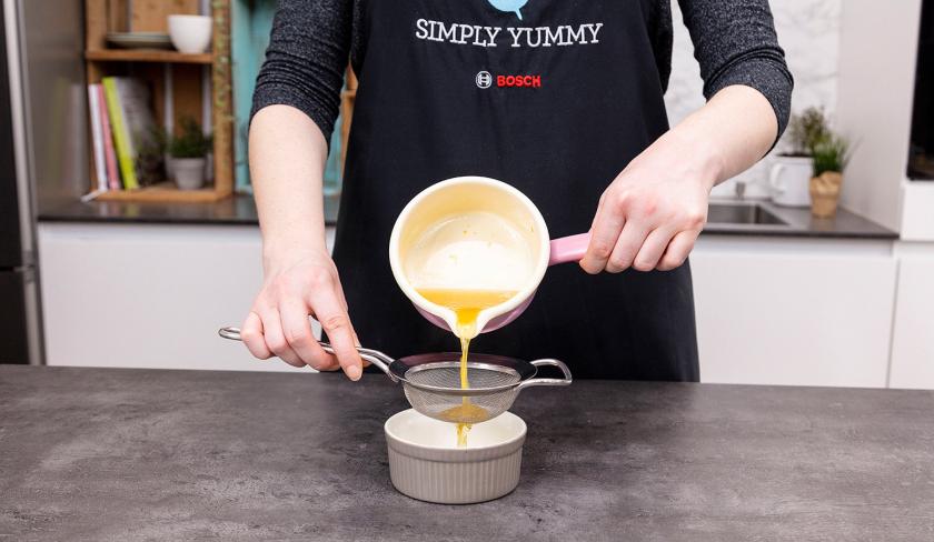 Für den Grißekuchen wird die Tränke durch ein Sieb passiert.