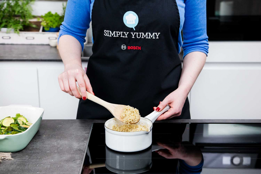 Als Basis für die grüne Buddha Bowl wird Quinoa in einem Topf gekocht.