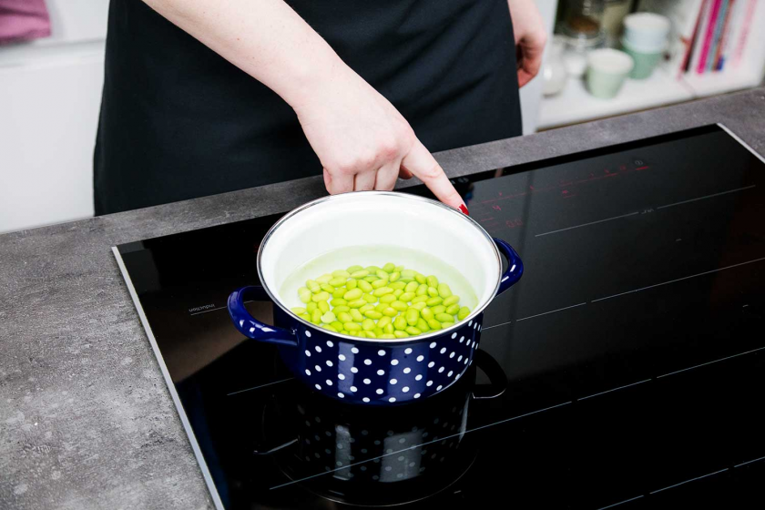 Fpr die grüne Buddha Bowl werden Edamame gekocht.