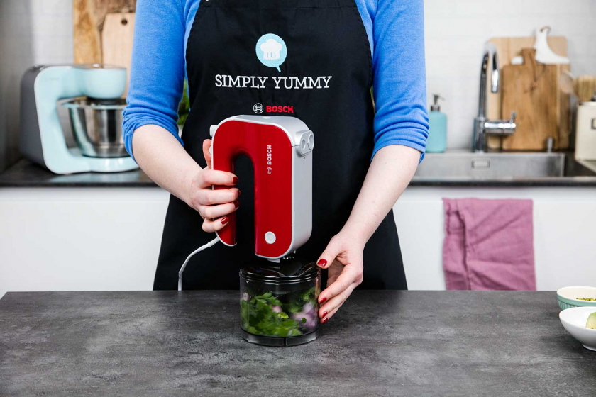Das Dressing für die grüne Buddha Bowl wird in einem Mixer zubereitet.