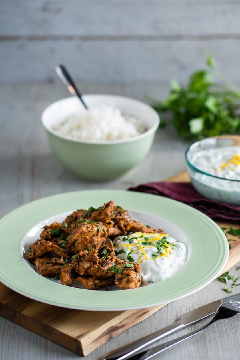 Hähnchengyros mit Tzatziki und Reis auf einem Teller