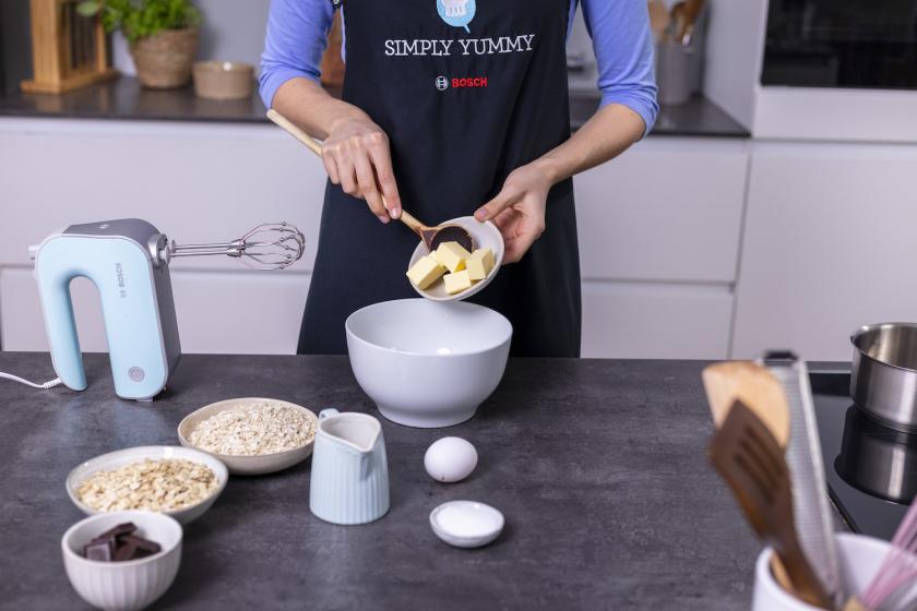 Butter wird in eine Rührschüssel gegeben.