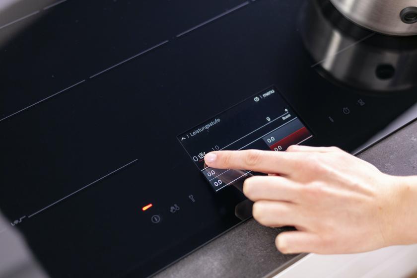 Die Warmhaltefunktion am Herd wird eingeschaltet.