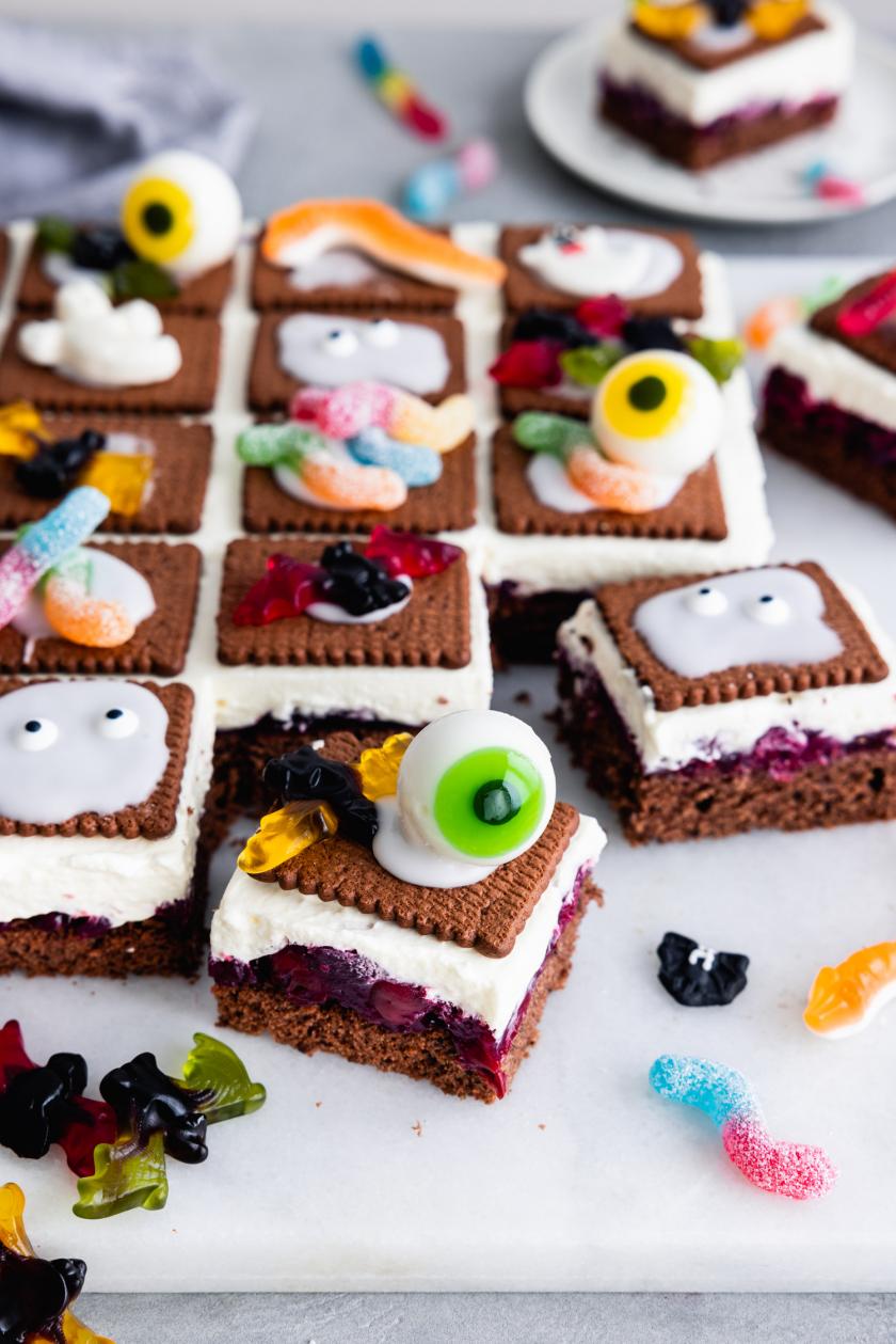Halloweenkuchen vom Blech mit Butterkeksen | Simply Yummy