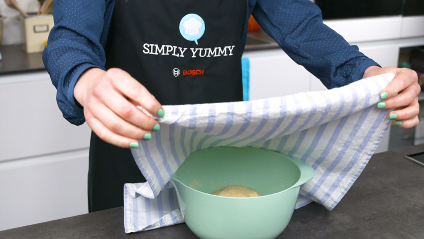 Hefeblume mit rotem Pesto | Rezepte von Simply Yummy