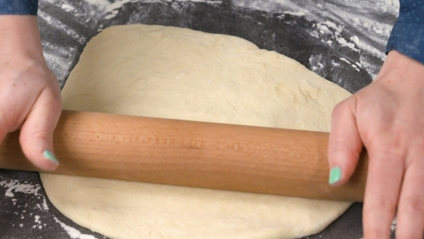 Der Teig für die Hefeblume mit rotem Pesto wird rund ausgerollt.