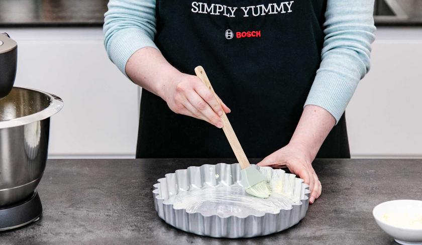 Die Backform für den Heidelbeerkuchen mit Schmand wird eingefettet.