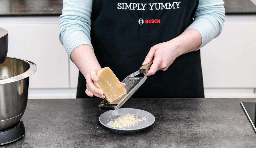 Marzipanrohmasse wird gerieben.