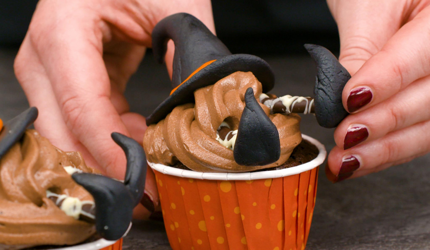 Die Hexen-Cupcakes für Halloween werden zusammengesetzt.