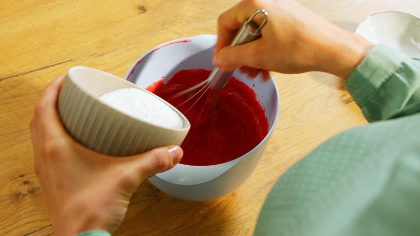 Himbeerpüree wird mit Gelatine Fix verrührt.