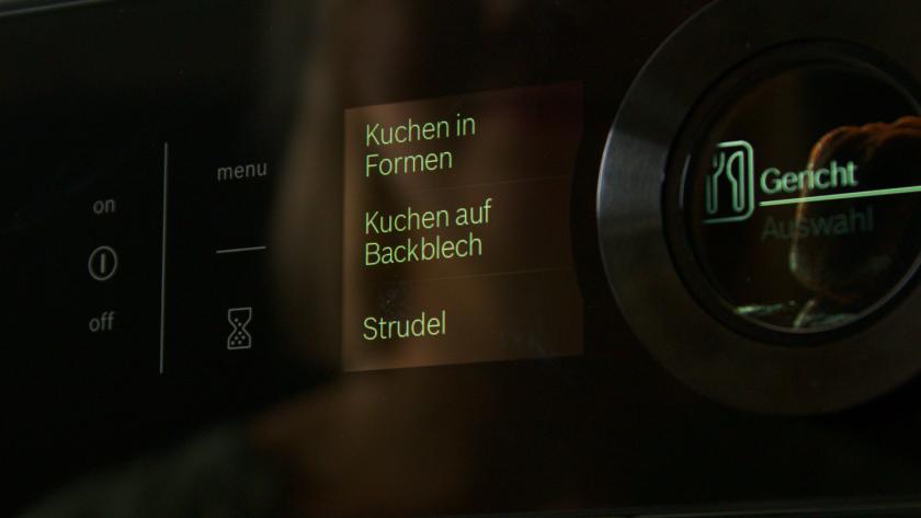 Der Backofen wird eingestellt.