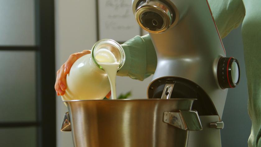 Sahne wird in die Rührschüssel einer Küchenmaschine gegeben.