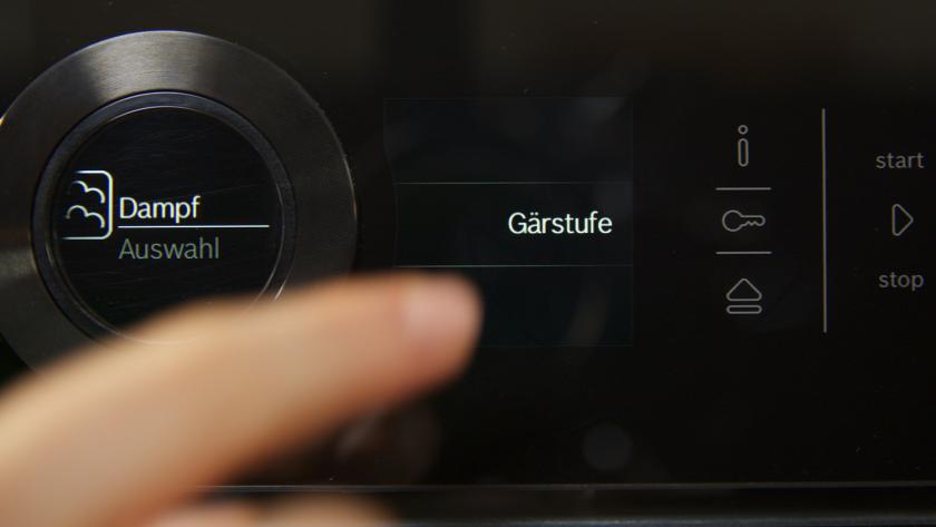 Die Gärstufe am Backofen wird eingestellt.