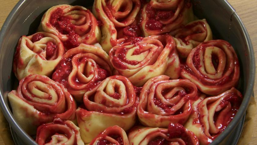 Himbeer-Schnecken sitzen in einer Springform dicht an dicht.