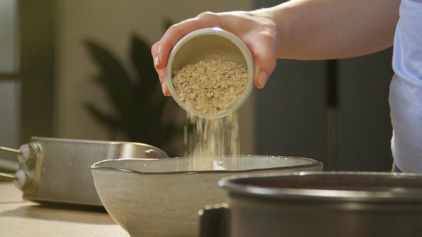 Haferflocken werden in eine Schüssel gegeben.
