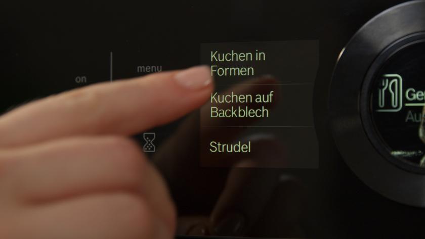 Backofen wird auf Kuchen in Formen gestellt.