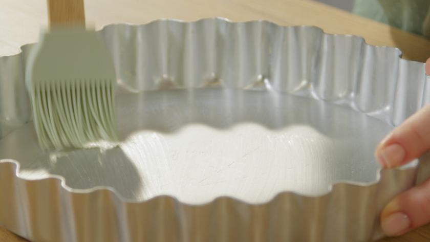 Tarteform wird eingefettet.