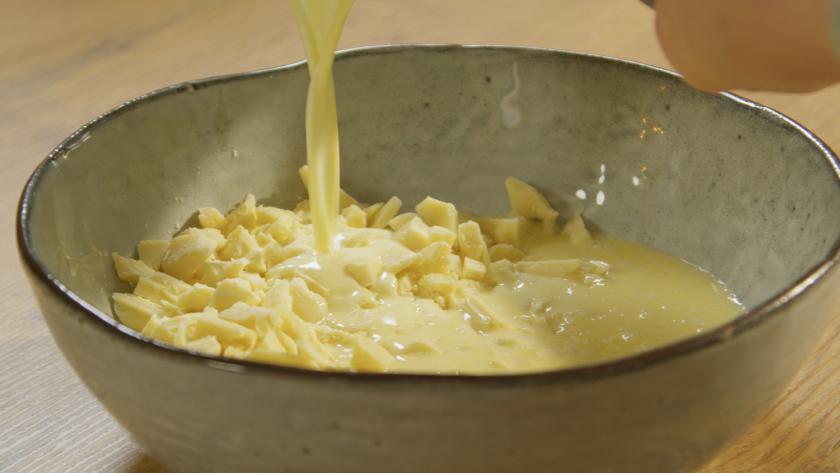 Gehackte Schokolade wird mit heißer Butter übergossen.