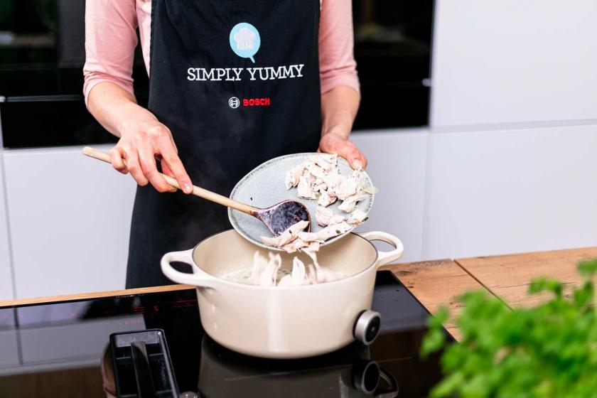 Gewürfelte Hühnerbruststückchen werden zum Hühnerfikassee gegeben.