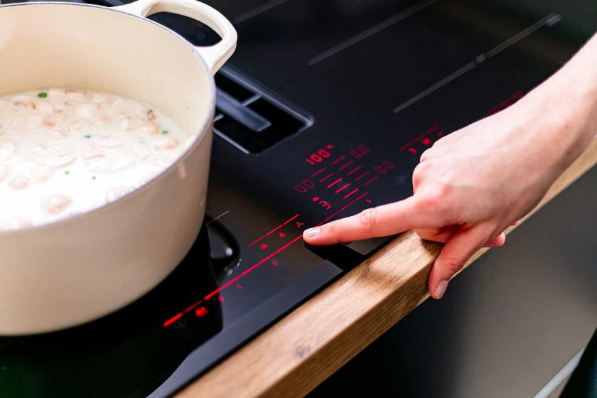 Hühnerfrikassee auf dem Herd, der eingeschaltet wird.